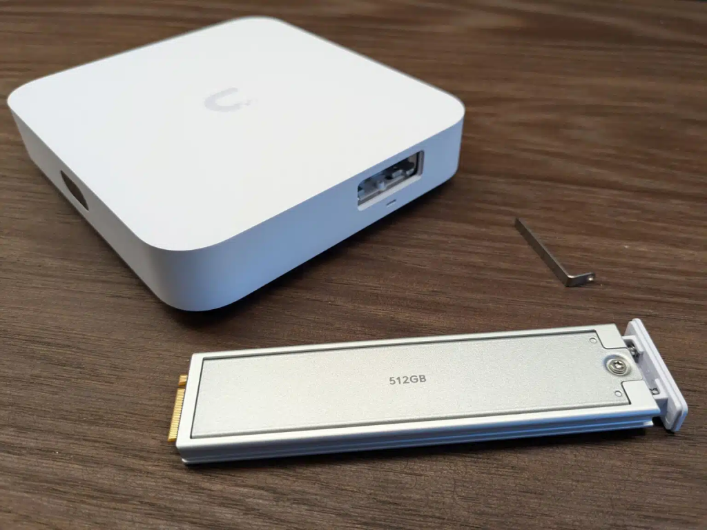 Слот и корзинка для NVMe SSD